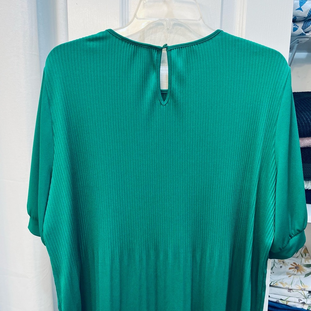 Elegant Green Blouse - Picture 2 of 4